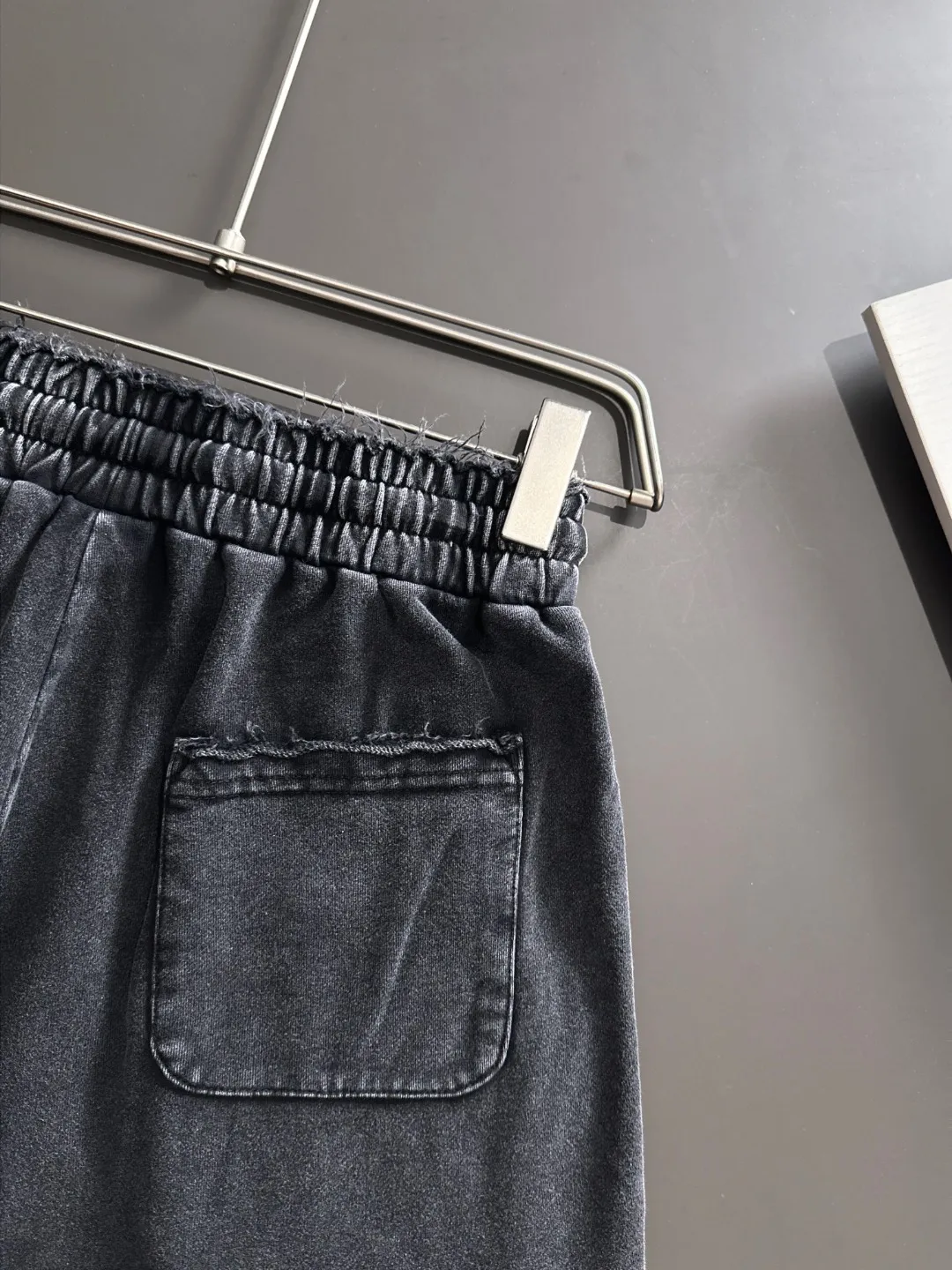 🅿️330 shipped next day, high quality Stone lsland/Stone Island 2025 spring and summer new elastic band casual color-washed loose shorts, two needle stitches at the trouser hem, fine and firm stitching, counter-customized fabrics with high breathability and comfort, impeccable details, brand element design concept, reflecting high quality. It feels delicate and soft! It presents a casual cut and the upper body shape is great! Size: S-XXL